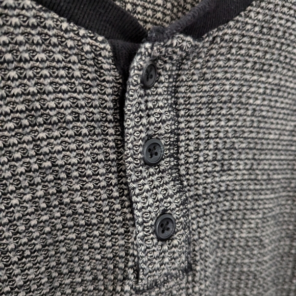 #9 - Old Navy Mens Thermal Long Sleeve - Picture 4 of 5